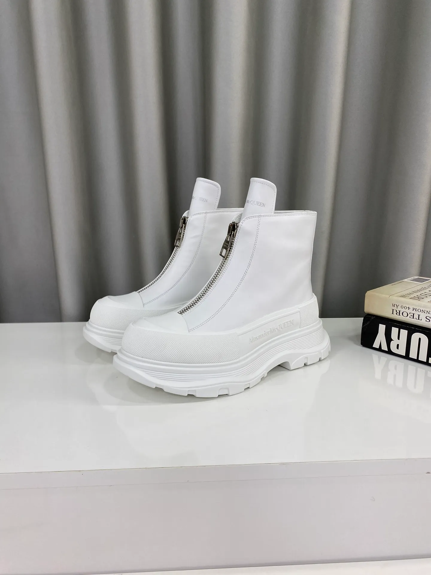 👟👟Ex-factory price 640👟👟Male +10 🔺Mc Queen 🔺Alexander McQueen's latest model, thick-soled front zipper motorcycle boots🌈 The designer has a bold idea, perfectly combined with the trend of the times, super comfortable and versatile, new motorcycle style design, multiple crafts splicing outsole, it is perfect, many celebrities and Internet celebrities endorse it. 🔥Material: Original custom-made first-layer cowhide for the upper. Interior: Original custom crystal sheepskin lining. Outsole: Original TPU multi-layer combination outsole, •┈┈┈┈┈┈★┈┈┈┈┈┈┈• Size: Women’s 35～39 (34, 40, customization is non-returnable) Men’s 39～44 (38, 45, customization is not returnable) Full set of counter original packaging
